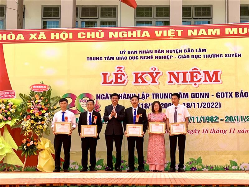 Lãnh đạo Huyện uỷ trao giấy khen cho các tập thể, cá nhân