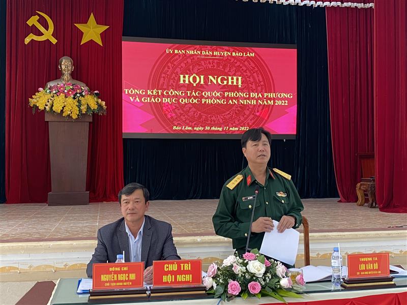 : Đồng chí Nguyễn Ngọc Nhi, PBT, Chủ tịch UBND huyện và Thượng tá Lưu Văn Đô, chỉ huy trưởng Ban chỉ huy quân sự huyện chủ trì hội nghị.