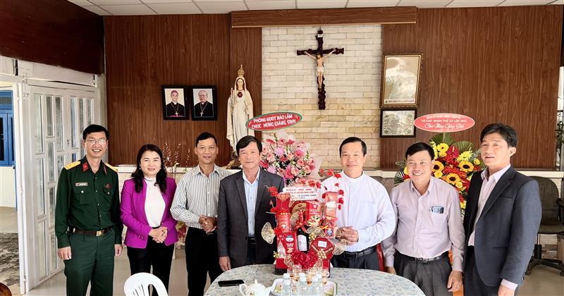 Các Đ/C lãnh đạo Huyện ủy, Hội đồng nhân dân, Ủy ban nhân dân, MTTQ