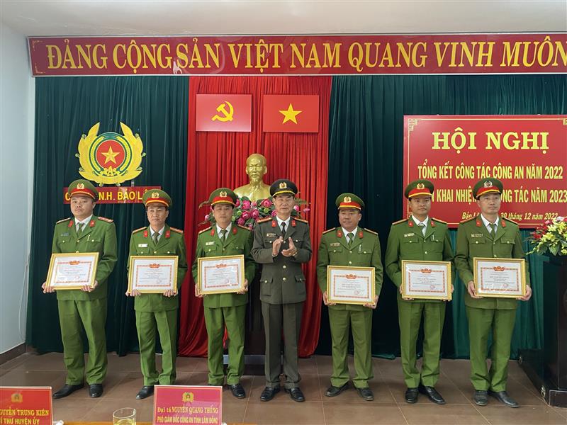 Lãnh đạo Công an tỉnh và lãnh đạo huyện trao giấy khen