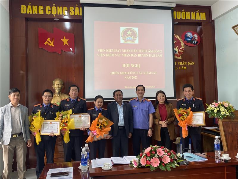 Viện KSND tỉnh và lãnh đạo huyện Bảo Lâm tặng bằng khen và danh hiệu chiến sỹ thi đua cơ sờ