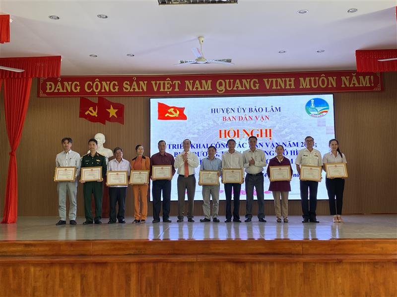 Lãnh đạo huyện tặng giấy khen cho các mô hình điển hình trong phong trào thi đua “Dân vận khéo” năm 2022