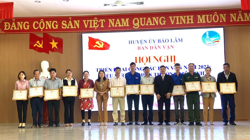 Lãnh đạo huyện tặng giấy khen cho các mô hình điển hình trong phong trào thi đua “Dân vận khéo” năm 2022