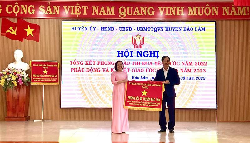 Phòng nội vụ huyện nhận cờ thi đua của UBND tỉnh