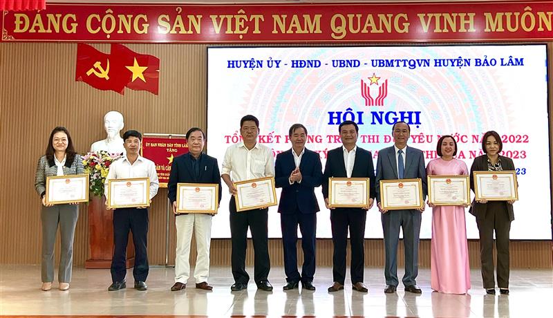 Các tập thể cá nhân nhận giấy khen