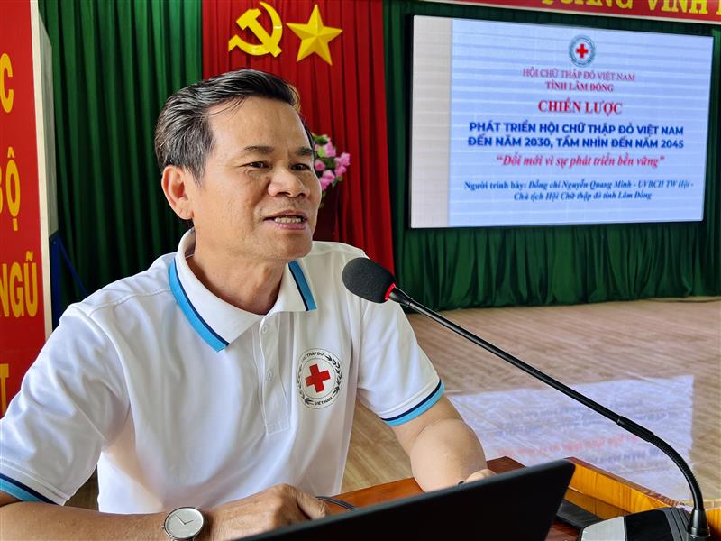 Ông Nguyễn Quang Minh - Chủ tịch Hội Chữ thập đỏ tỉnh Lâm Đồng báo cáo tại lớp tập huấn