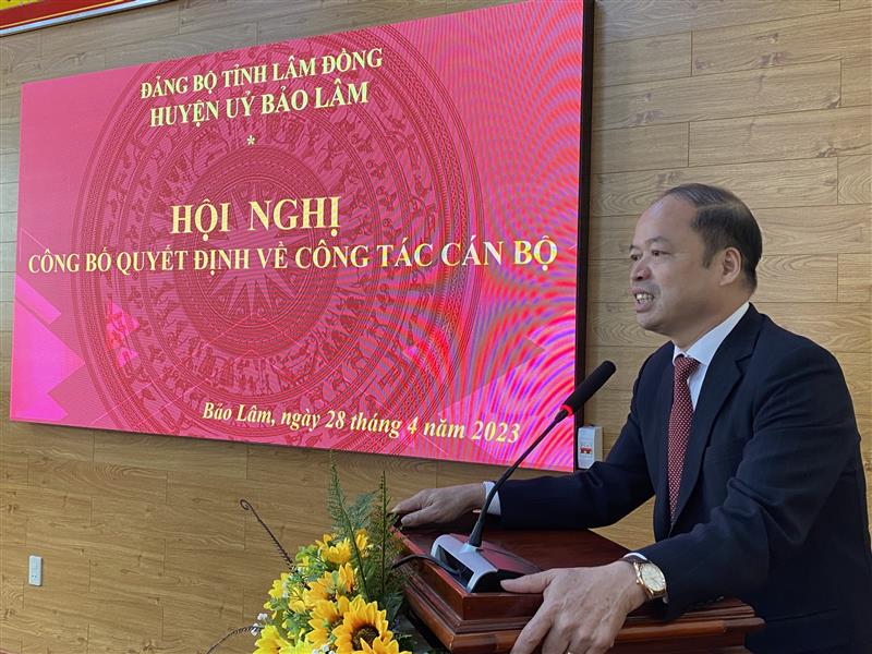 Đồng chí Nguyễn Viết Vân, TUV, Bí thư Huyện ủy Bảo Lâm phát biểu tại hội nghị