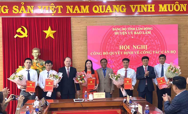 Lãnh đạo Huyện ủy trao quyết định luân chuyển, điều độngcho các đồng chí