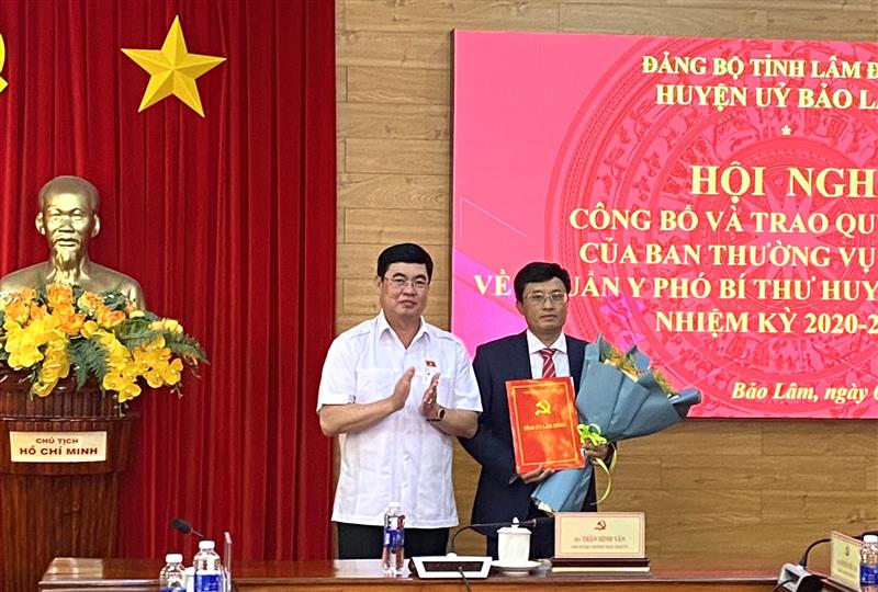 Đồng chí Trần Đình Văn, Phó Bí thư thường trực tỉnh ủy, Trưởng Đoàn Đại biểu Quốc hội tỉnh Lâm Đồng Trao quyết định và tặng hoa chúc mừng tân Phó Bí thư Huyện ủy Bảo Lâm.