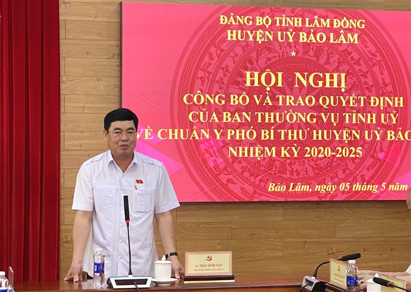 Đồng chí Trần Đình Văn, Phó Bí thư thường trực tỉnh ủy, Trưởng Đoàn Đại biểu Quốc hội tỉnh Lâm Đồng phát biểu chúc mừng