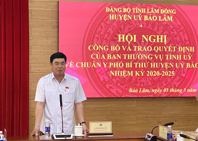 Đồng chí Trần Đình Văn, Phó Bí thư thường trực tỉnh ủy, Trưởng Đoàn Đại biểu Quốc hội tỉnh Lâm Đồng phát biểu chúc mừng