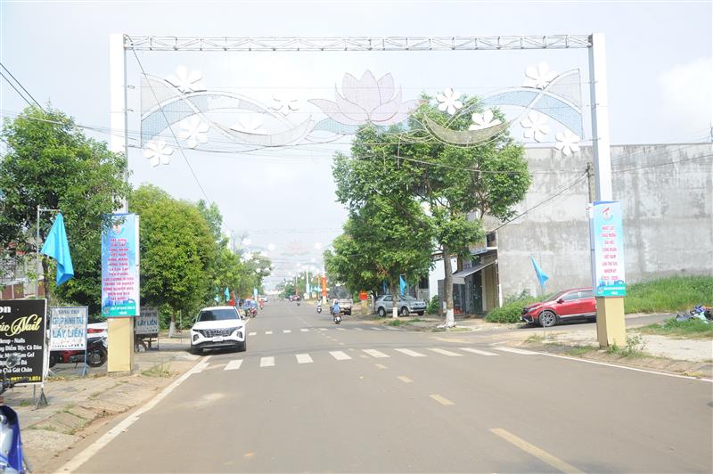 Các tuyến đường trung tâm huyện được chỉnh trang, trang trí cờ hoa chào mừng