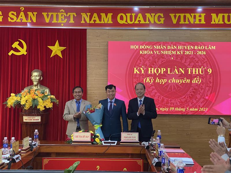 Đồng chí Nguyễn Viết Vân – Bí thư Huyện Bảo Lâm tặng hoa đồng chí Nguyễn Trung Kiên, nguyên Bí thứ Huyện ủy, Chủ tịch HĐND huyện