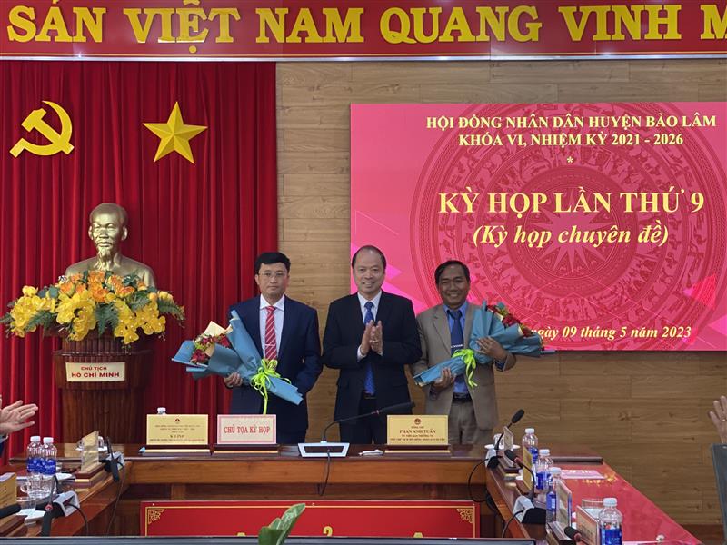 Đồng chí Nguyễn Viết Vân – Bí thư Huyện Bảo Lâm tặng hoa chúc mừng