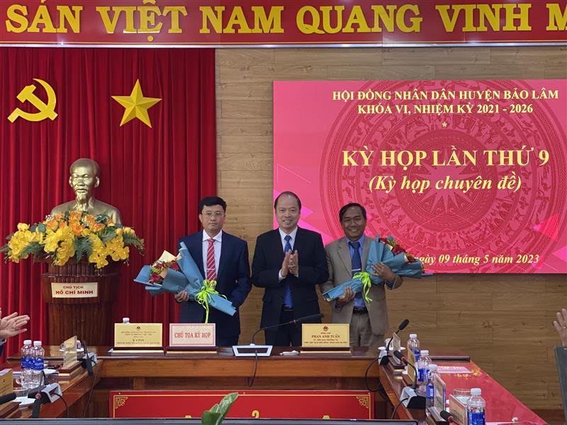 Đồng chí Nguyễn Viết Vân – Bí thư Huyện Bảo Lâm tặng hoa chúc mừng