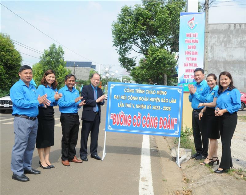 Lãnh đạo Huyện ủy và Liên đoàn Lao động huyện kiểm tra các công trình chào mừng Đại hội