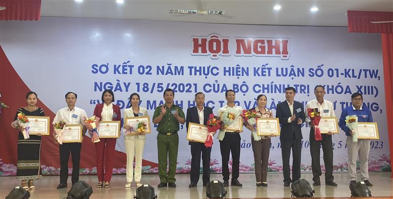 Các tập thể, cá nhân nhận giấy khen