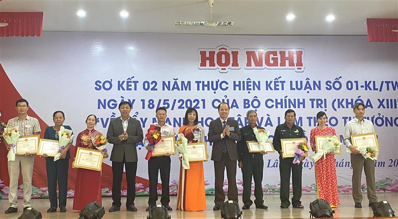 Các tập thể, cá nhân nhận giấy khen