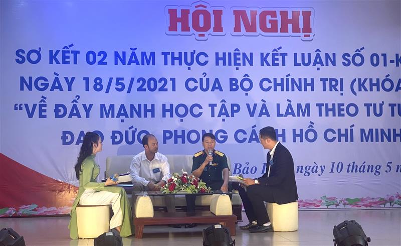 Các tập thể cá nhân giao lưu tại Hội nghị