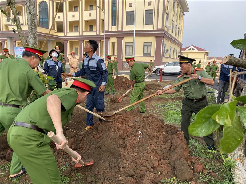 Cán bộ, chiến sỹ Công an huyện Bảo Lâm tham gia trồng cây xanh trong khuôn viên trụ sở làm việc.