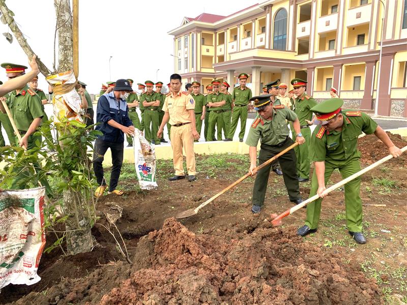 Cán bộ, chiến sỹ Công an huyện Bảo Lâm tham gia trồng cây xanh trong khuôn viên trụ sở làm việc.