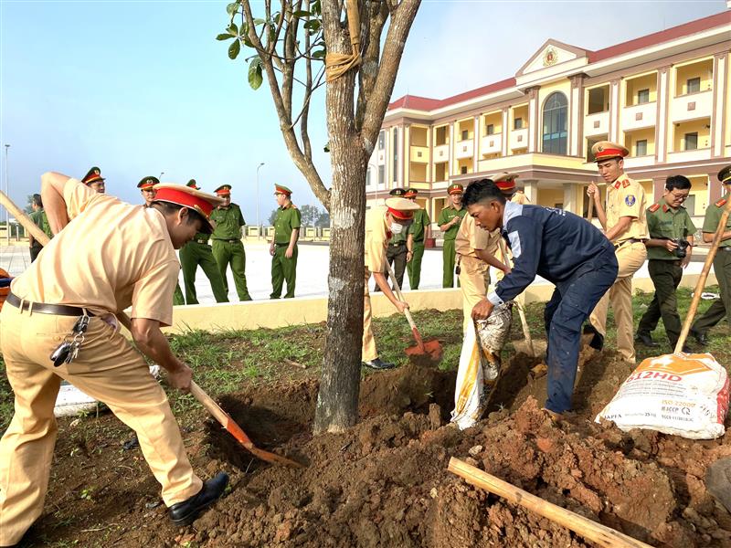 Cán bộ, chiến sỹ Công an huyện Bảo Lâm tham gia trồng cây xanh trong khuôn viên trụ sở làm việc.
