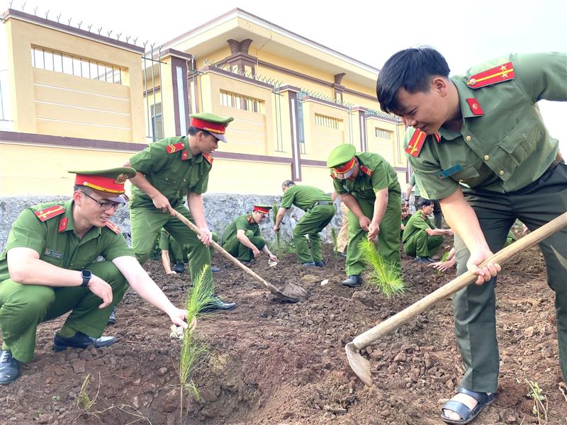 Cán bộ, chiến sỹ Công an huyện Bảo Lâm tham gia trồng cây xanh trong khuôn viên trụ sở làm việc.