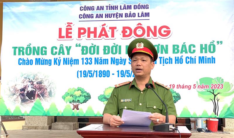 Thượng tá Đậu Xuân Bảo, Trưởng Công an huyện Bảo Lâm phát động “Trồng cây đời đời nhớ ơn Bác Hồ”.