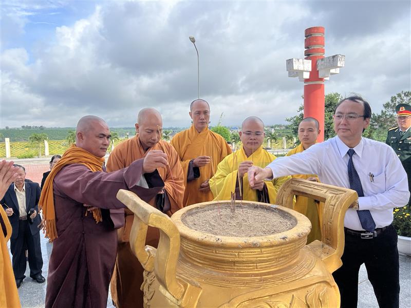 Các tăng ni, phật tử viếng Đài tưởng niệm các anh hùng liệt sĩ tại huyện