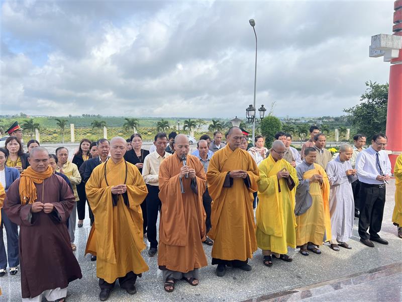 Các tăng ni, phật tử viếng Đài tưởng niệm các anh hùng liệt sĩ tại huyện