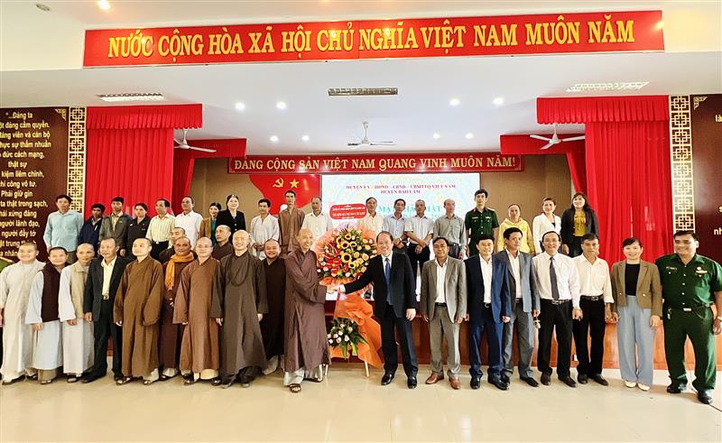 Lãnh đạo huyện tặng hoa chúc mừng