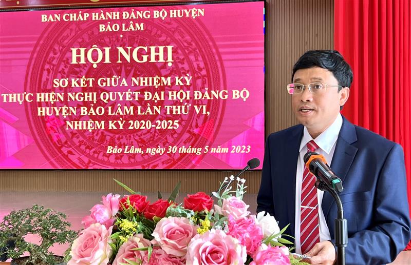 Đ/c Trương Hoài Minh, Phó bí thứ Huyện ủy, Chủ tịch UBND huyện thông qua báo cáo giữa nhiệm kỳ