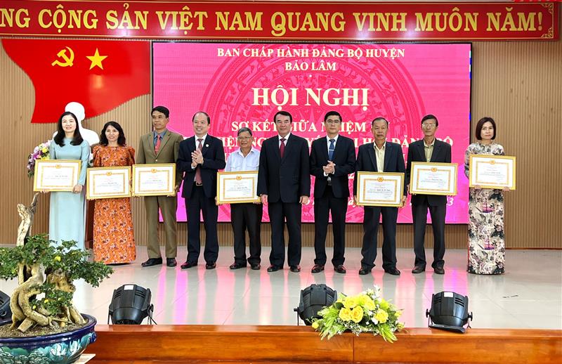 Các cá nhân nhận bằng khen 5 năm liền hoàn thành xuất sắc nhiệm vụ