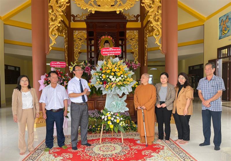 Lãnh đạo HU, HĐND, UBND, UBMTTQVN huyện tặng hoa chúc mừng lễ Phật đản tại các cơ sở Phật giáo