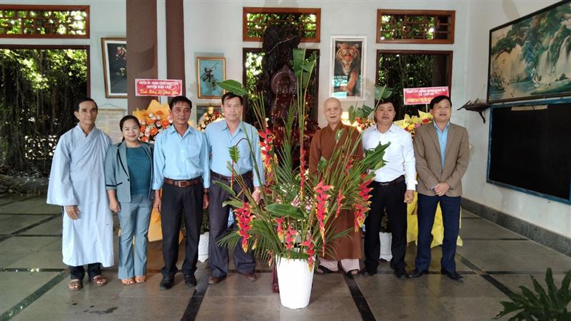 Lãnh đạo HU, HĐND, UBND, UBMTTQVN huyện tặng hoa chúc mừng lễ Phật đản tại các cơ sở Phật giáo