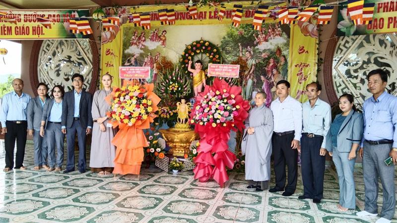 Lãnh đạo HU, HĐND, UBND, UBMTTQVN huyện tặng hoa chúc mừng lễ Phật đản tại các cơ sở Phật giáo