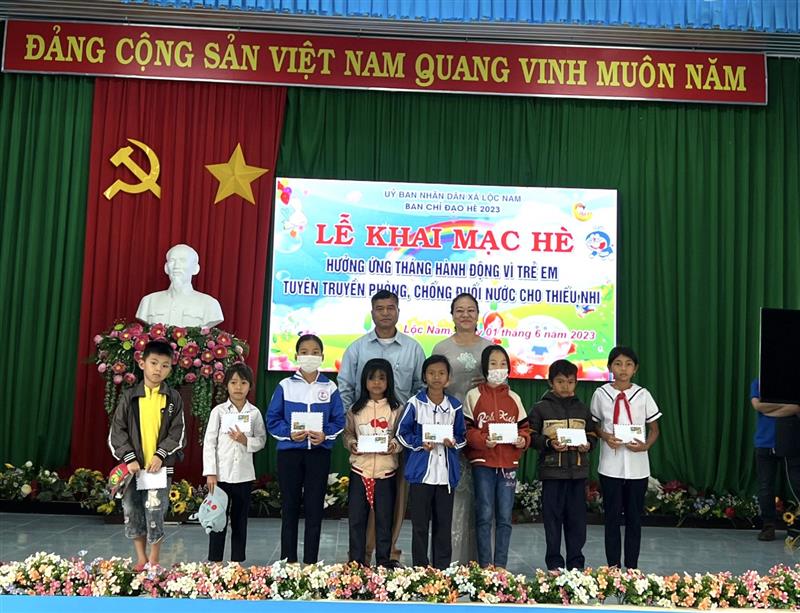 Trao học bổng cho các em học sinh