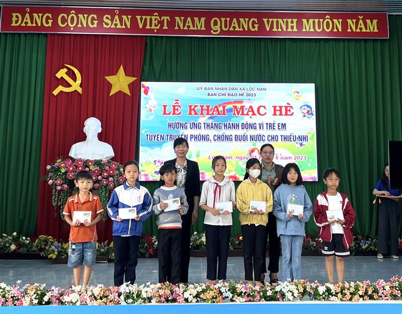 Trao học bổng cho các em học sinh