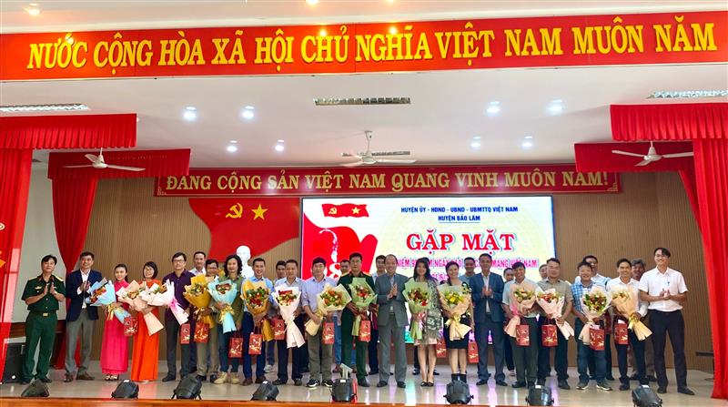 Lãnh đạo huyện tặng hoa chúc mừng các nhà báo