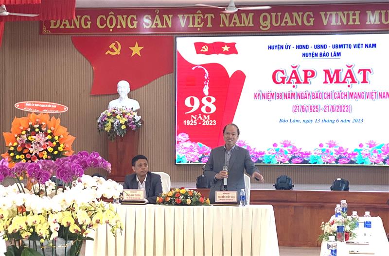 Đ/c  Nguyễn Viết Vân, Tỉnh ủy viên, Bí thư huyện ủy Bảo Lâm phát biểu tại buổi gặp mặt