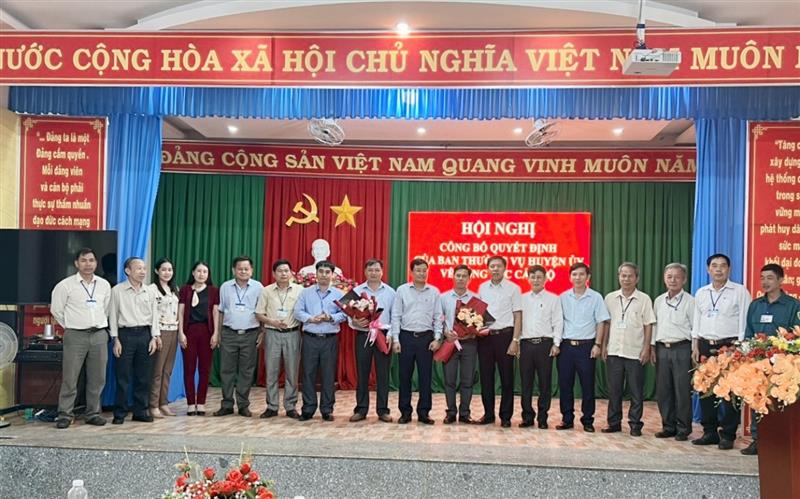 Đồng chí Trương Hoài Minh-Phó bí thư huyện ủy, Chủ tịch UBND huyện trao quyết định cho đồng chí Bùi Văn Thức tại xã Lộc Ngãi