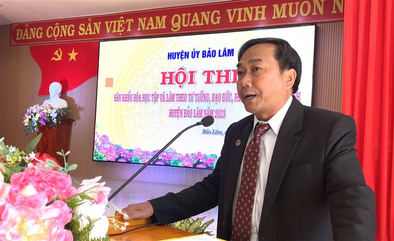 đồng chí K’Lình, Phó Bí thư Thường trực Huyện ủy, Chủ tịch HĐND huyện phát biểu khai mạc