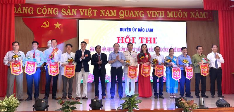 Lãnh đạo huyện tặng hoa và cờ lưu niệm cho các đội