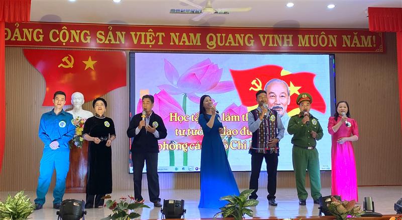 Phần giới thiệu chào hỏi của các đội