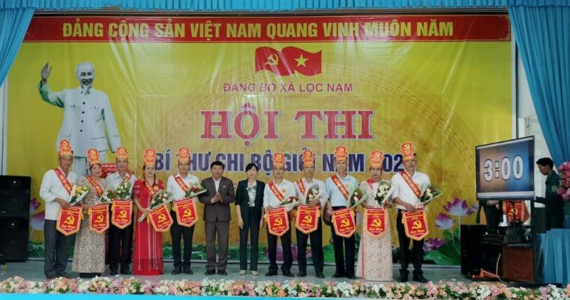 Ban tổ chức trao cờ lưu niệm cho các thí sinh dự thi