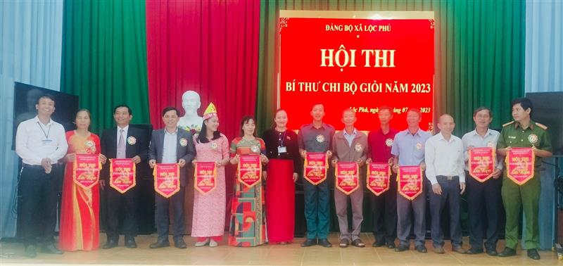 Ban tổ chức trao cờ lưu niệm cho các thí sinh