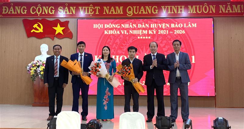 lãnh đạo Huyện tặng hoa chúc mừng các đồng chí được bầu bổ sung thành viên UBND