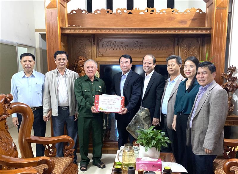 Đồng chí Phạm S, Phó Chủ tịch UBND tỉnh tặng quà cho gia đình ông Phan Bùi Đại