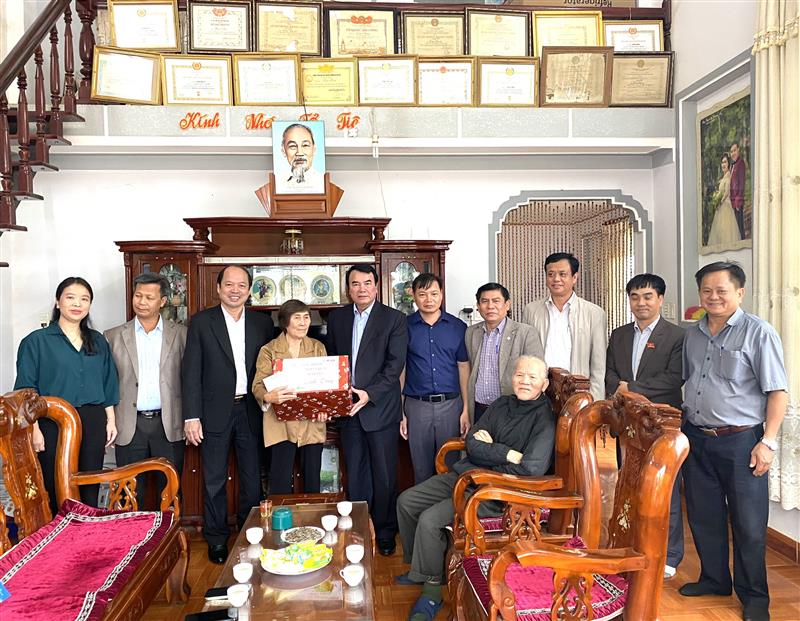 Đồng chí Phạm S, Phó Chủ tịch UBND tỉnh tặng quà cho gia đình ông Trần Thuộc