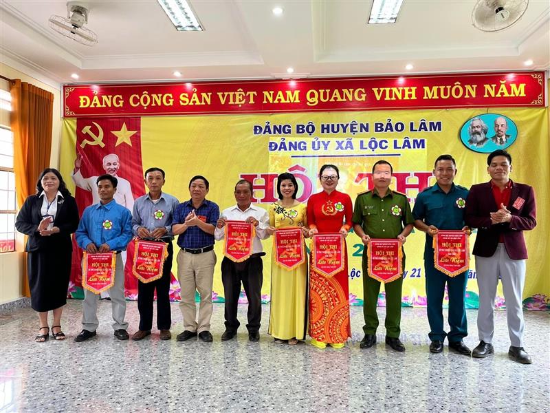 Ban tổ chức hội thi trao cờ lưu niệm cho các thí sinh dự thi